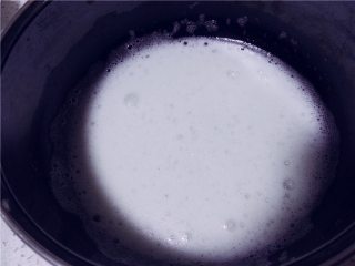 萌猫爪棉花糖,用打蛋器打发至出现细密的小泡就停止。