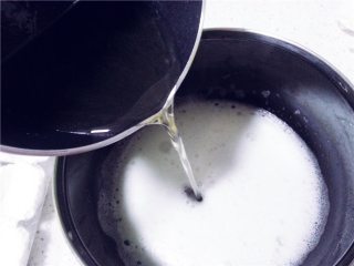 萌猫爪棉花糖,将小锅中加入水和剩余的糖，中小火煮沸至118度。离火，加入泡软的吉利丁片用刮刀搅拌均匀。将含有吉利丁片的糖浆倒入蛋清液中。