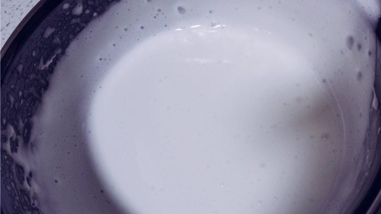 萌猫爪棉花糖,打蛋器用高速打至纹路出现且不会迅速消失的状态。（最终呈现出的浓稠状态）