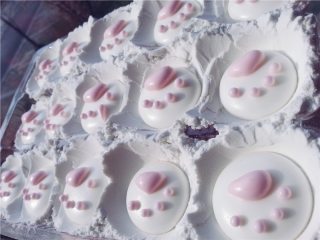 萌猫爪棉花糖,下面的工作就是等待，等到猫爪棉花糖表面干燥时，在做下面的步骤，这通常要等至少2-3个小时。干燥后的棉花糖表面呈亚光色。没有了当初刚挤出来时候的光泽。