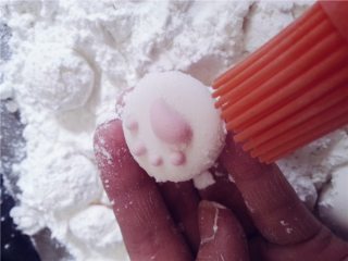 萌猫爪棉花糖,轻轻地用小刷子将表面的玉米淀粉刷掉。