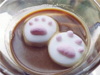 萌猫爪棉花糖,用自己做的棉花糖来代替咖啡中的砂糖，看着它一点点融化，让咖啡也别具风味了！