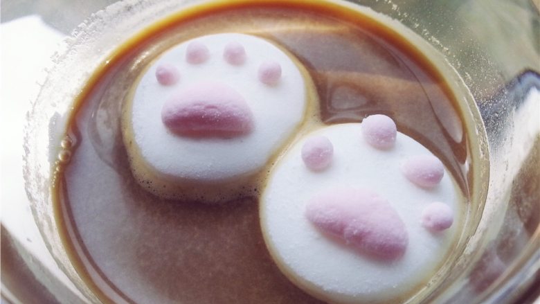 萌猫爪棉花糖,用自己做的棉花糖来代替咖啡中的砂糖，看着它一点点融化，让咖啡也别具风味了！