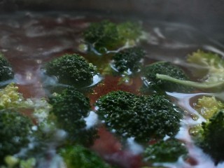 自制鲜虾蔬菜肠,将西兰花洗干净，入沸水中焯水1分钟后捞出。山药去皮