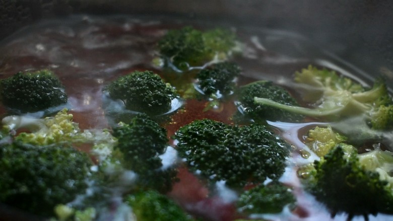 自制鲜虾蔬菜肠,将西兰花洗干净，入沸水中焯水1分钟后捞出。山药去皮
