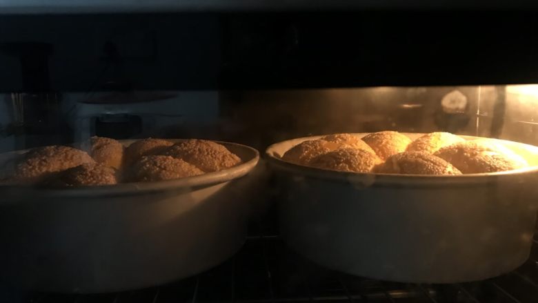 南瓜花环面包,送进提前预热好的烤箱中层，上下火175度30分钟，表面上色后加盖锡纸。