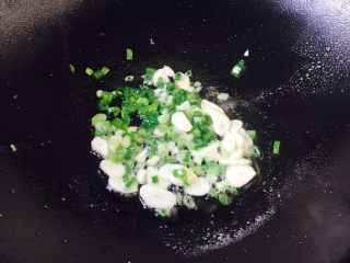 豌豆烧茄子,锅里留少许底油，放入蒜片和葱花爆香。