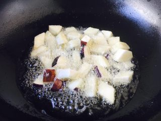 豌豆烧茄子,锅热放入大量的油，油温5、6成热时放入茄子，炸到茄子发软，用筷子轻轻能戳透茄子即可。