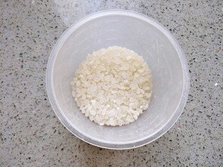五谷养肾补血粥,加入等量的大米，我是为了增加粘稠度，加糯米也是可以的