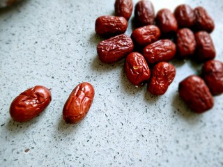 五谷养肾补血粥,红枣是补血圣物，选择核小肉厚的红枣