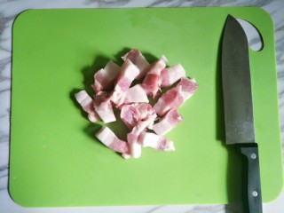 榨菜肉末蒸豆腐,五花肉洗净切成小块