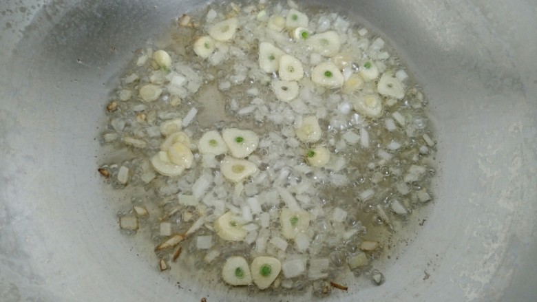 宽扁豆炒麻辣香肠,待油七分热时放入葱蒜爆香。