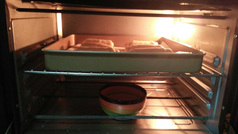 火腿面包卷,再放烤箱，二次发酵30分钟，烤箱放碗热水，保持烤箱湿度