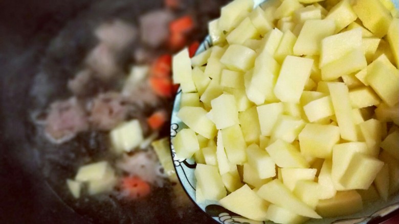 咖喱牛肉彩蔬饭,再加入土豆。