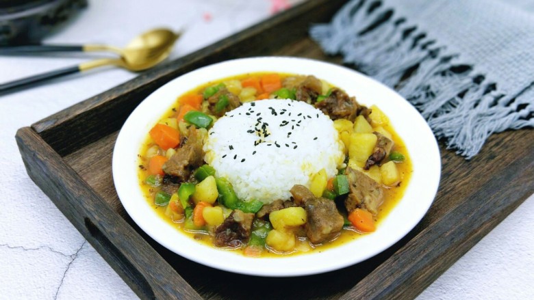 咖喱牛肉彩蔬饭,盛出装盘。一盘营养全面，有菜，有肉，有饭(^_^)