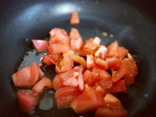番茄肉酱意大利面＋虾仁＋烤肠,番茄洗干净切块，锅中放入油，加入切好的番茄煸炒。