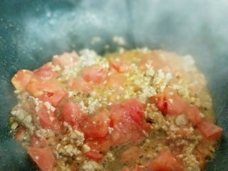番茄肉酱意大利面＋虾仁＋烤肠,番茄肉糜混合翻炒。