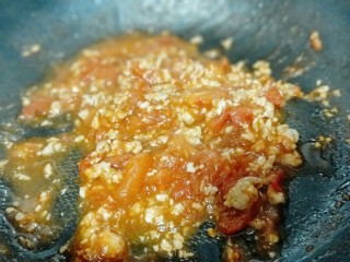 番茄肉酱意大利面＋虾仁＋烤肠,加入少许盐，调味出锅。