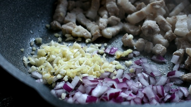 家常卤肉饭,煸炒的差不多了，将肉推至一边，放入洋葱碎和姜蒜末