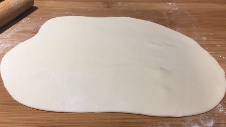芝麻葱香饼,取出一个面团擀成椭圆形
