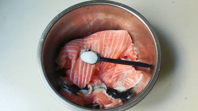 微波炉美食+红粉佳人款款深情而来~分葱三文鱼排,吸干三文鱼表面水，撒上一小勺盐腌制五分钟