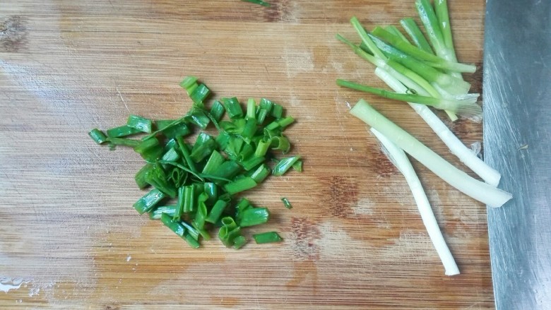 微波炉美食+红粉佳人款款深情而来~分葱三文鱼排,分切成葱白葱白