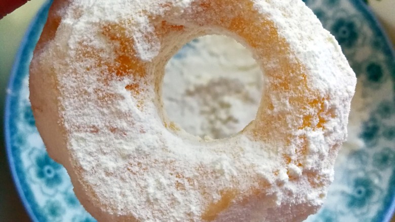 苹果甜甜圈,取一片苹果片先放在面粉里，让面粉裹住苹果片