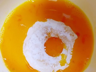 苹果甜甜圈,然后把裹好面粉的苹果片放在蛋液里，让苹果片裹满蛋液