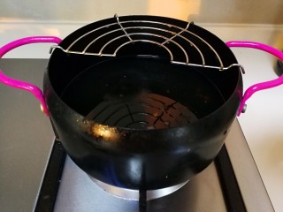 苹果甜甜圈,大火把油锅烧六分热后转中小火
