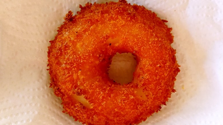 苹果甜甜圈,用厨房纸吸去多余的油