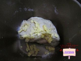 情人节礼物🎁玫瑰花土司,加入黄油25克，继续一个揉面程序出膜