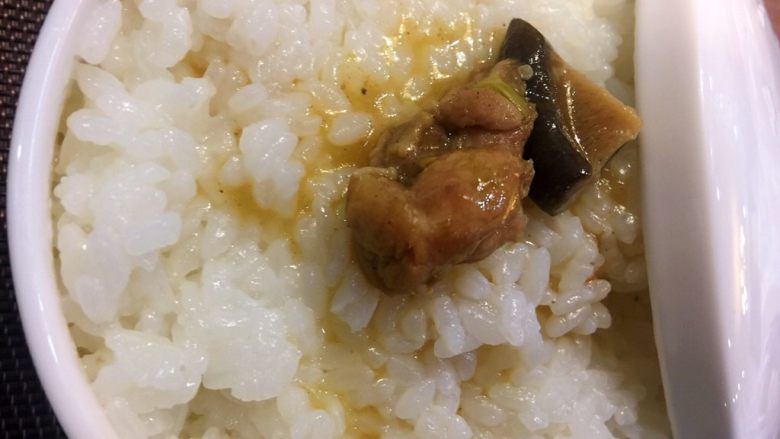 黄焖鸡米饭,一碗米饭一块鸡肉一缕浓香