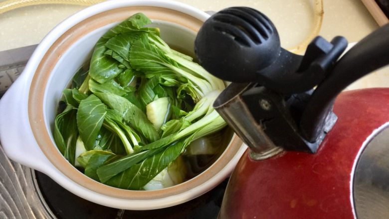 客家美味➕酿豆腐青菜煲,加入适量热水
