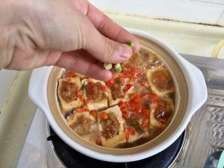 客家美味➕酿豆腐青菜煲,收汁到自己喜欢的程度，这个汤汁很是浓郁鲜美。关火，淋少许麻油，撒上小葱末即可