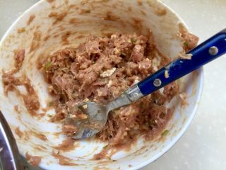 客家美味➕酿豆腐青菜煲,这是还剩下的肉馅，我后来加入挖出来的豆腐，捏成豆腐丸子做汤了
