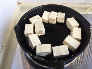 客家美味➕酿豆腐青菜煲,煎锅加热，加少许油，把豆腐盒子有肉馅那面朝下放入小火慢煎