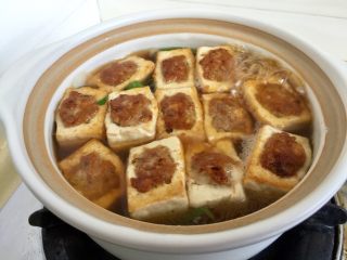 客家美味➕酿豆腐青菜煲,把豆腐盒子放在青菜上，汤汁煮开，加盖小火炖煮十分钟，使汤汁浓郁，豆腐入味，