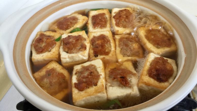客家美味➕酿豆腐青菜煲,把豆腐盒子放在青菜上，汤汁煮开，加盖小火炖煮十分钟，使汤汁浓郁，豆腐入味，