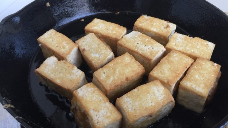 客家美味➕酿豆腐青菜煲,有时间的话可以把豆腐一圈四面都煎一下