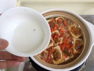 客家美味➕酿豆腐青菜煲,一勺玉米淀粉调成水淀粉，转中大火，勾芡，