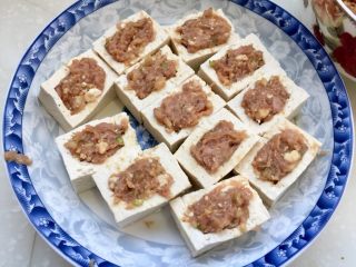 客家美味➕酿豆腐青菜煲,把拌好的肉馅用小勺或筷子塞入豆腐盒子中抹平