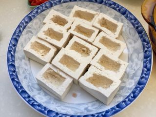 客家美味➕酿豆腐青菜煲,依次操作，挖出12个豆腐盒子