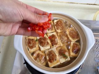 客家美味➕酿豆腐青菜煲,撒上少许红椒粒，点缀