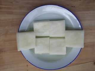 鲜美干贝酿冬瓜,切合适大小的正方形。