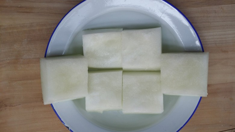 鲜美干贝酿冬瓜,切合适大小的正方形。