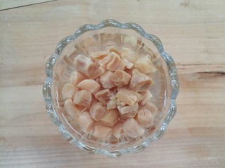 鲜美干贝酿冬瓜,干贝用水泡开。