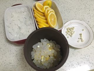 柠檬川贝膏,在铺一层冰糖、几粒川贝。