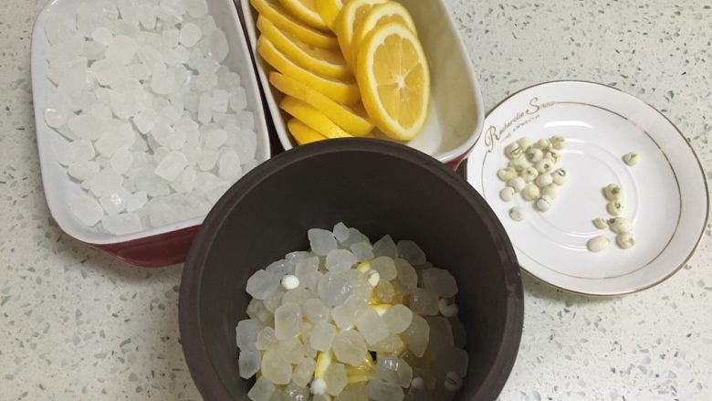 柠檬川贝膏,在铺一层冰糖、几粒川贝。