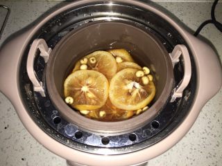 柠檬川贝膏,两个小时左右冰糖完全融化后，打开内盖用无油无水的勺子搅拌一下；