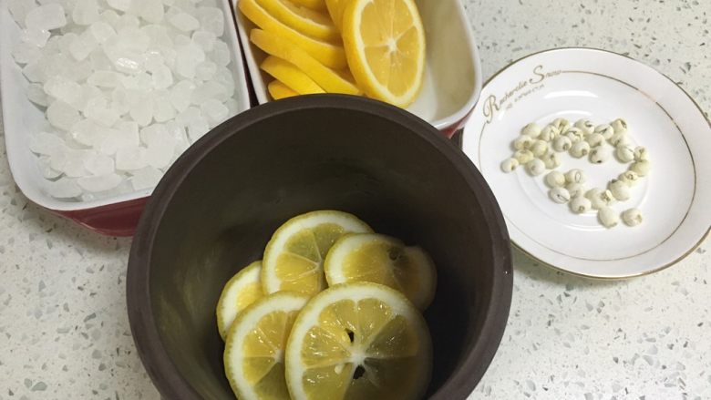 柠檬川贝膏,隔水炖内胆要求干净无水，将柠檬片铺到内胆中，铺满。